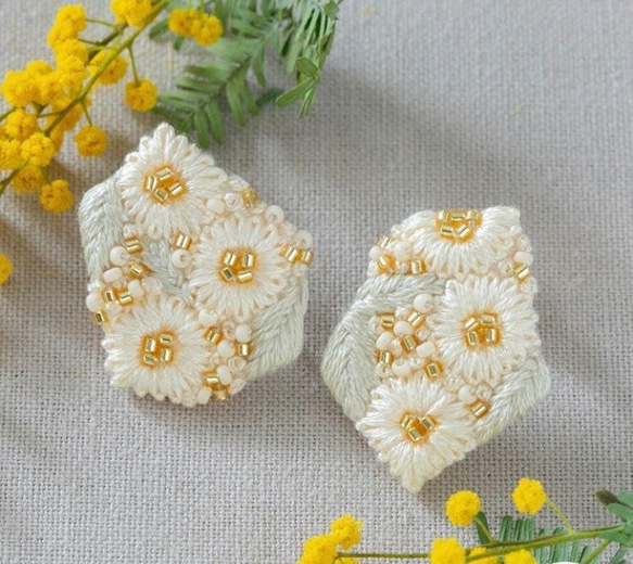 【再入荷】刺繍キット kakera earring（white) 耳飾り　イヤリング 1枚目の画像