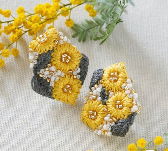 刺繍キット kakera earring（yellow) 耳飾り　イヤリング 1枚目の画像