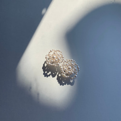 ミニカメリアのピアス/イヤリング（ホワイト）スワロフスキークリスタルパール 5枚目の画像