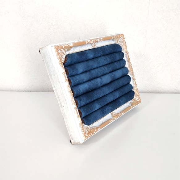 アクセサリースタンド　ホワイト×ミッドナイトブルー　アンティーク調フレーム　革調フェルト使用　L版サイズ 5枚目の画像