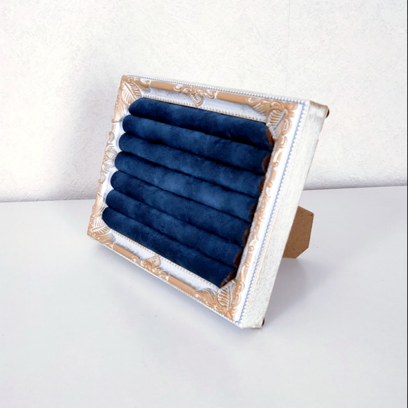 アクセサリースタンド　ホワイト×ミッドナイトブルー　アンティーク調フレーム　革調フェルト使用　L版サイズ 6枚目の画像