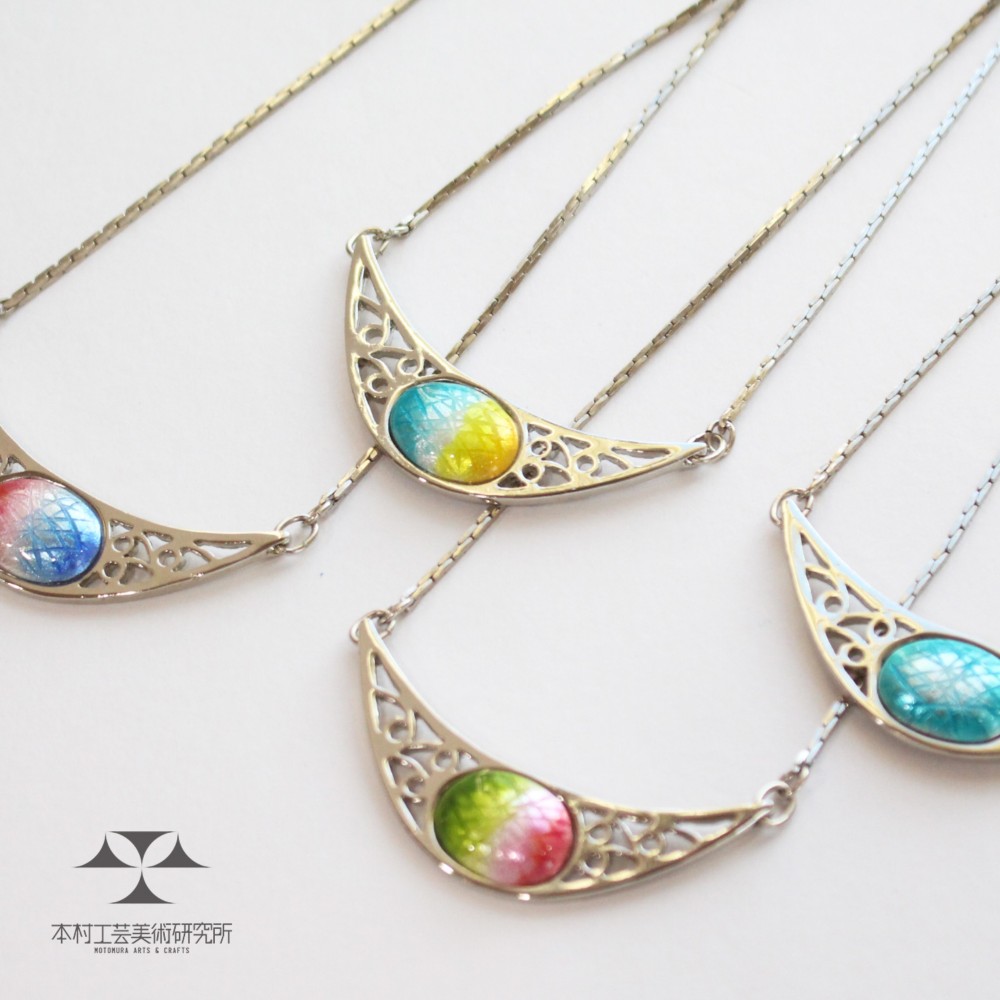 モダンな三日月モチーフ純銀七宝ネックレス◆年齢問わず使えるジュエリー