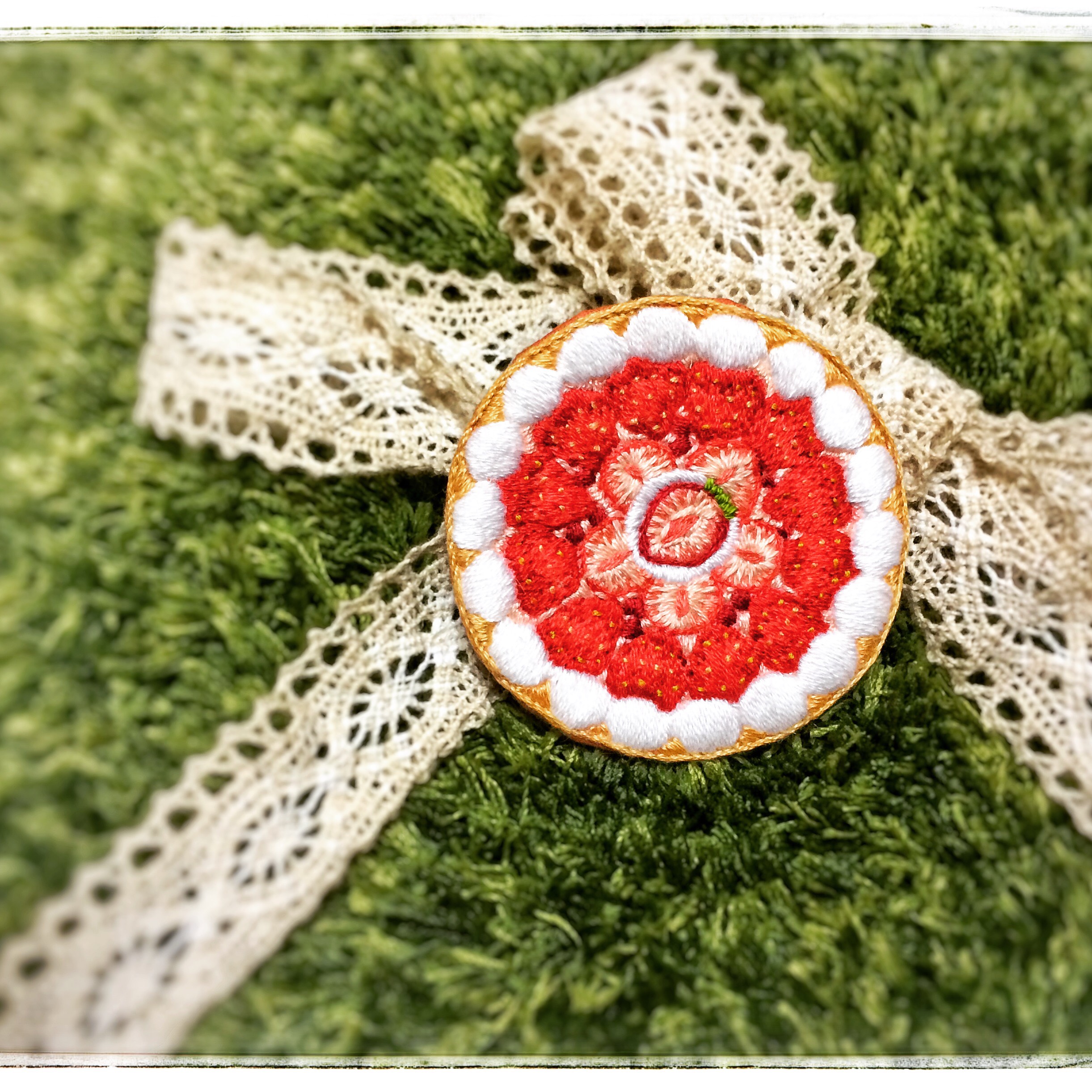 【専用】ハンドメイド　刺繍ブローチ いちごタルトの刺繍ブローチ ブローチ buku moku mokü 通販 6405360