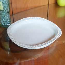 ★2,500円お値下げしました★大皿（足つき）磁器白土【うろこシリーズ】カレー皿 ざるそば フルーツ盛 4枚目の画像