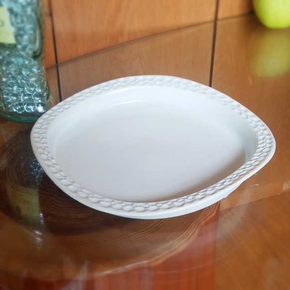 ★2,500円お値下げしました★大皿（足つき）磁器白土【うろこシリーズ】カレー皿 ざるそば フルーツ盛 4枚目の画像