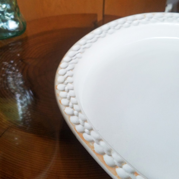 ★2,500円お値下げしました★大皿（足つき）磁器白土【うろこシリーズ】カレー皿 ざるそば フルーツ盛 6枚目の画像
