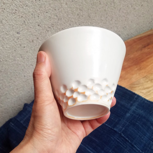 うろこ模様の湯呑みA 磁器白土【うろこシリーズ】サマーホワイト カップ 焼酎 ワイン ヨーグルト 1枚目の画像