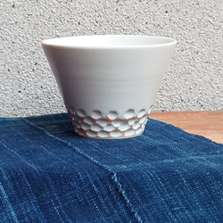 うろこ模様の湯呑B 磁器白土【うろこシリーズ】サマーホワイト カップ 焼酎 ワイン ヨーグルト 2枚目の画像