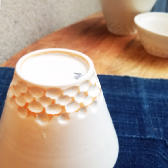 うろこ模様の湯呑B 磁器白土【うろこシリーズ】サマーホワイト カップ 焼酎 ワイン ヨーグルト 4枚目の画像