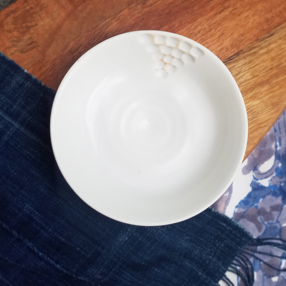 小皿（波紋）A 磁器白土【うろこシリーズ】サマーホワイト デザート皿 サラダプレート 取り皿 パン皿 1枚目の画像