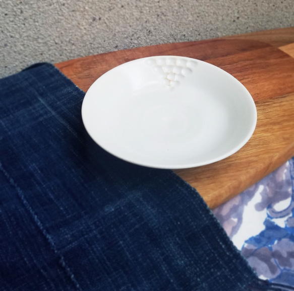 小皿（波紋）A 磁器白土【うろこシリーズ】サマーホワイト デザート皿 サラダプレート 取り皿 パン皿 2枚目の画像