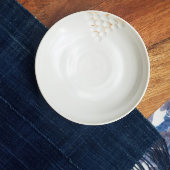 小皿（波紋）B 磁器白土【うろこシリーズ】サマーホワイト デザート皿 サラダプレート 取り皿 ケーキ皿 1枚目の画像