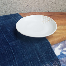 小皿（波紋）B 磁器白土【うろこシリーズ】サマーホワイト デザート皿 サラダプレート 取り皿 ケーキ皿 2枚目の画像