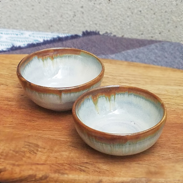 秋の福袋　小鉢2個セット【弁柄（チタン失透）白土】地色：青みがかったライトグレー 3枚目の画像