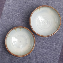 秋の福袋　小鉢2個セット【弁柄（チタン失透）白土】地色：青みがかったライトグレー 5枚目の画像