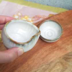 秋の福袋　小鉢2個セット涙型と丸型【弁柄（チタン失透）半磁器】地色：生成白 1枚目の画像