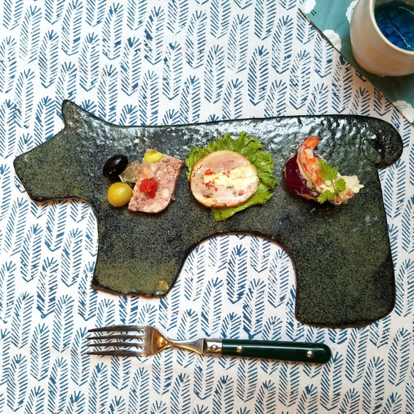 フラット皿・プレート【犬型　いぬ 犬 Dog 】グリル 前菜盛合わせ 焼き菓子 プレート 陶器 ステーキ皿 2枚目の画像