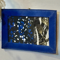【送料込】シルクスクリーン・コラージュ作品入り × 革製の額縁（青） set (ポストカードサイズ/タテヨコ使用） 1枚目の画像