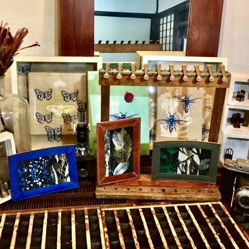 かご　シルクスクリーン　額縁付　北欧、暮らしの道具店 北欧、暮らしの道具店】 シルクスクリーン ポスター 額縁付き