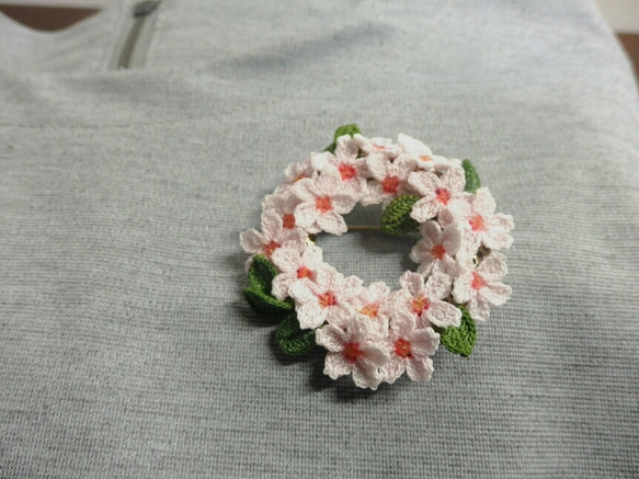 桜のリースブローチ 2枚目の画像