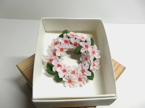 桜のリースブローチ 4枚目の画像