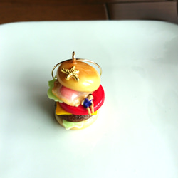 大ぶり トロピカルハンバーガーのピアス１(片耳のみ)
夏 フェイクフード ミニチュアフード ジオラマ 個性的 2枚目の画像