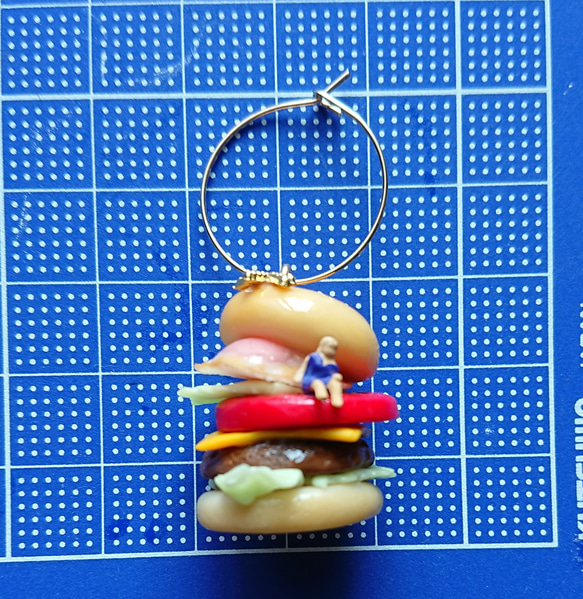大ぶり トロピカルハンバーガーのピアス１(片耳のみ)
夏 フェイクフード ミニチュアフード ジオラマ 個性的 3枚目の画像