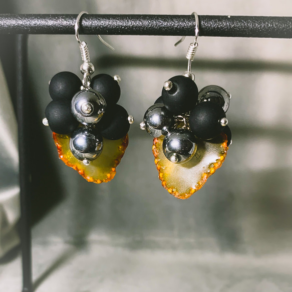 ★北海道の果樹園とコラボ！「押しフルーツ」◆ブラックいちごピアス◆#132 4枚目の画像