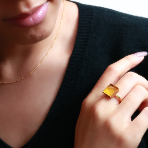 珍しい形の大粒 天然石 スクエア カボションの覆輪留めリング