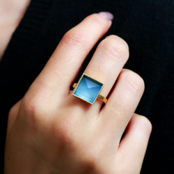不尋常的大型天然石材方形凸圓形戒指/天藍色玉髓“將人們聯繫在一起的力量” 第1張的照片