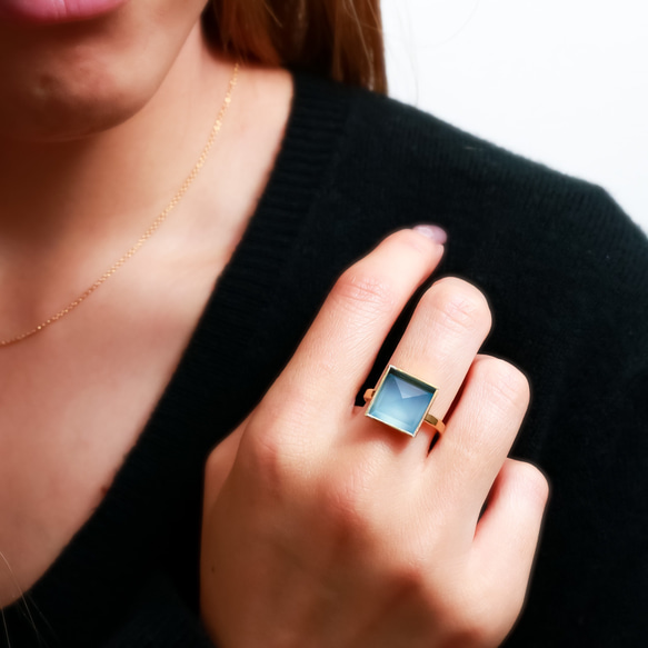 不尋常的大型天然石材方形凸圓形戒指/天藍色玉髓“將人們聯繫在一起的力量” 第3張的照片