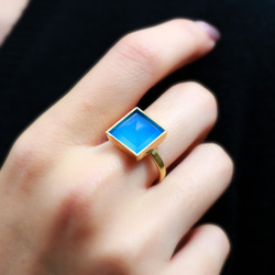 珍しい形の大粒 天然石 スクエア カボションの覆輪留めリング／ブルー