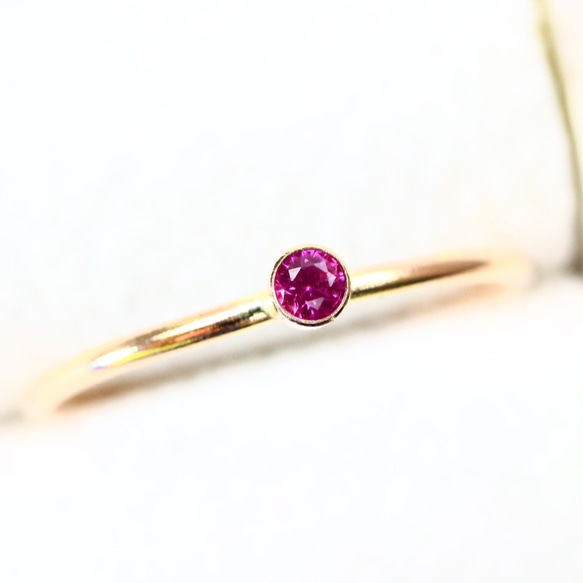 ≪14kgf≫ 2mm石 ベゼル ルビー ストレートリング／ひっかかりのない
