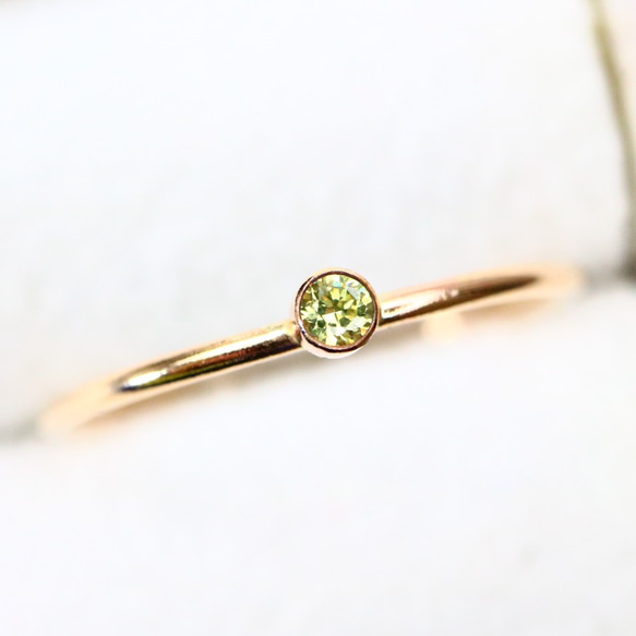≪14kgf≫ 2mm石 ベゼル ペリドット ストレートリング／ひっかかりの