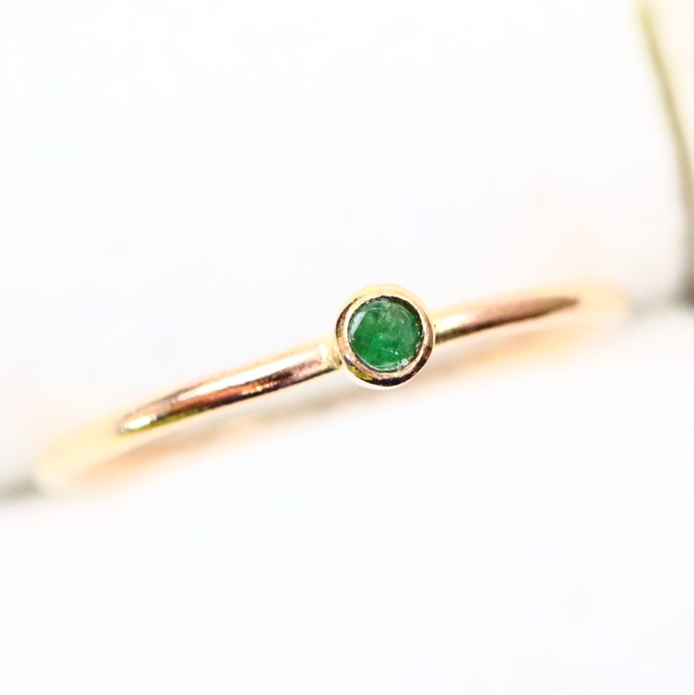 ≪14kgf≫ 2ｍｍ石　ベゼル　エメラルド　ストレートリング／ひっかかりのない覆輪留め　つけっぱなしOK