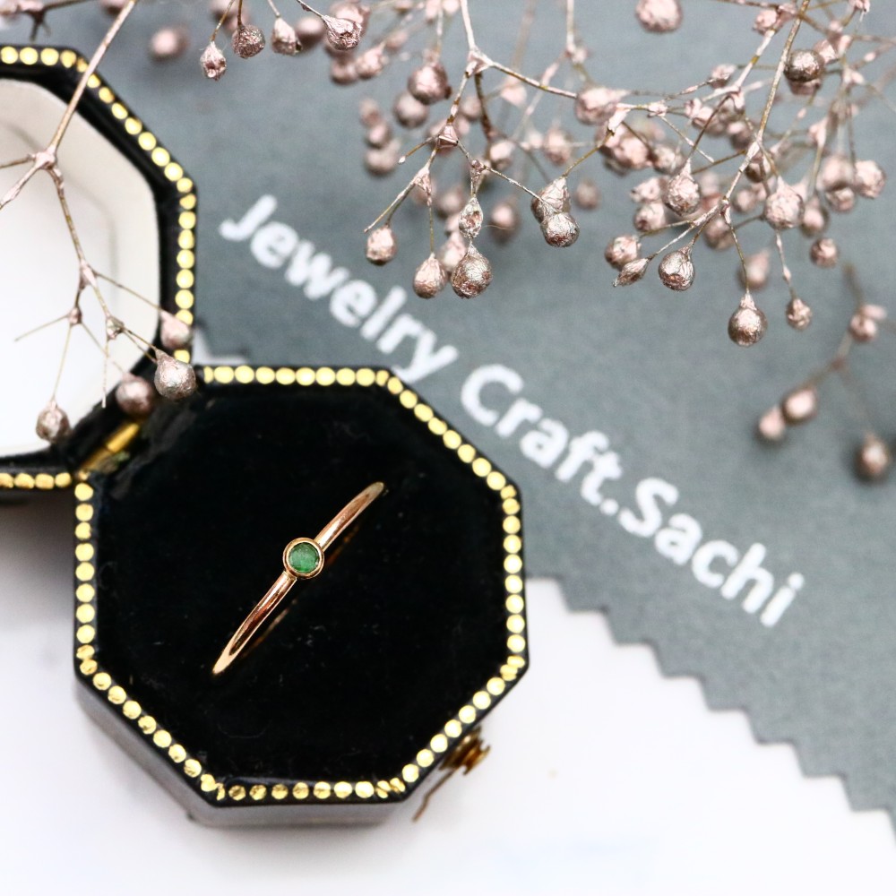 ≪14kgf≫ 2ｍｍ石　ベゼル　エメラルド　ストレートリング／ひっかかりのない覆輪留め　つけっぱなしOK