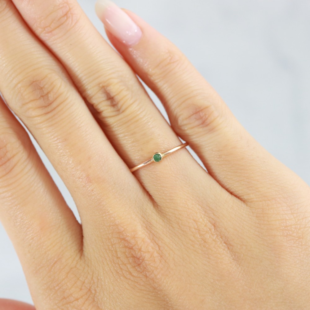 ≪14kgf≫ 2ｍｍ石　ベゼル　エメラルド　ストレートリング／ひっかかりのない覆輪留め　つけっぱなしOK