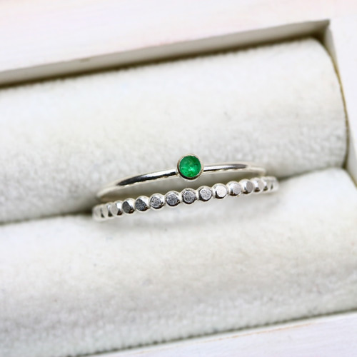 silver925】 2mm ベゼル エメラルド／ひっかかりのない覆輪留め つけ