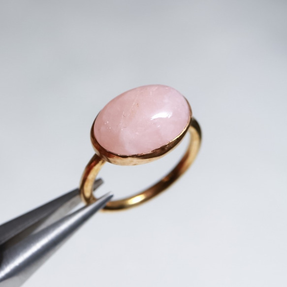 愛の守護石】モルガナイトイト 覆輪留め／ひっかかりのない ぷっくり