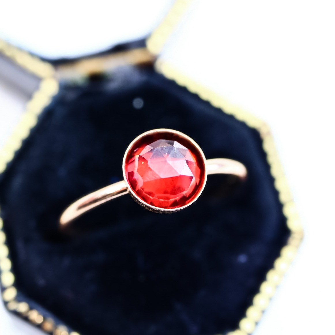 【14Kgf】6ｍｍ石　モザンビークガーネット　引っ掛かりのないベゼルタイプ　天然石リング