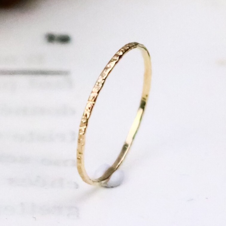 K10 極細 キラキラカットリング／華奢なシンプルリング 重ね付け ピンキーリング サブリングに