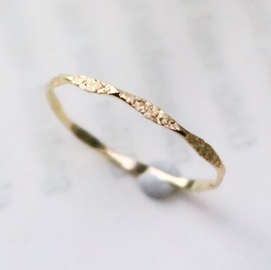 K10 極細 キラキラ多面リング／華奢なシンプルリング 重ね付け ピンキーリング サブリングに