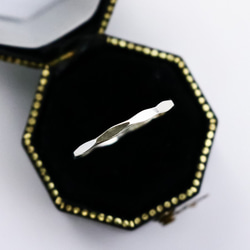 寬度為1.2mm的銀色“多面戒指” /小指戒指，簡潔細膩的戒指 第3張的照片