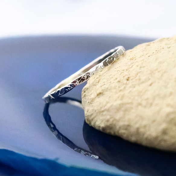 寬度1.2毫米的銀色“神秘切工戒指” /小指戒指，簡單精緻的戒指 第3張的照片