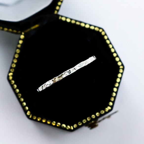 寬度1.2毫米的銀色“神秘切工戒指” /小指戒指，簡單精緻的戒指 第4張的照片
