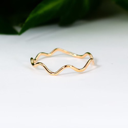 つけっぱなしもOK♪ 14kgf 波のうねうねリング／シンプル・重ね付け  