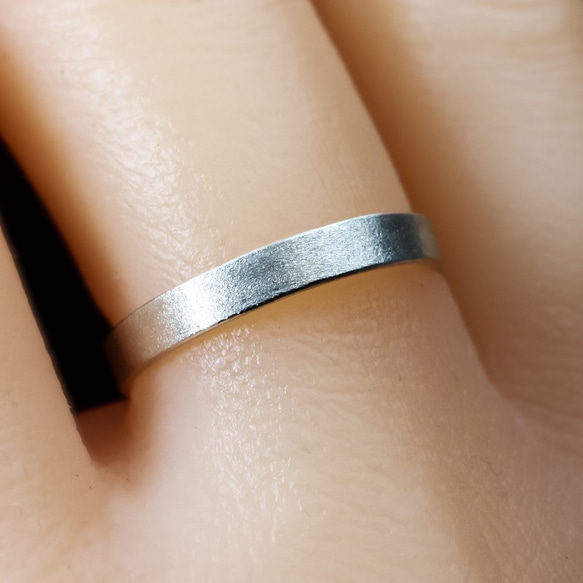 《 Silver 950》寬度3mm的柔軟磨砂銀戒指/內腳背舒適的戒指 第6張的照片