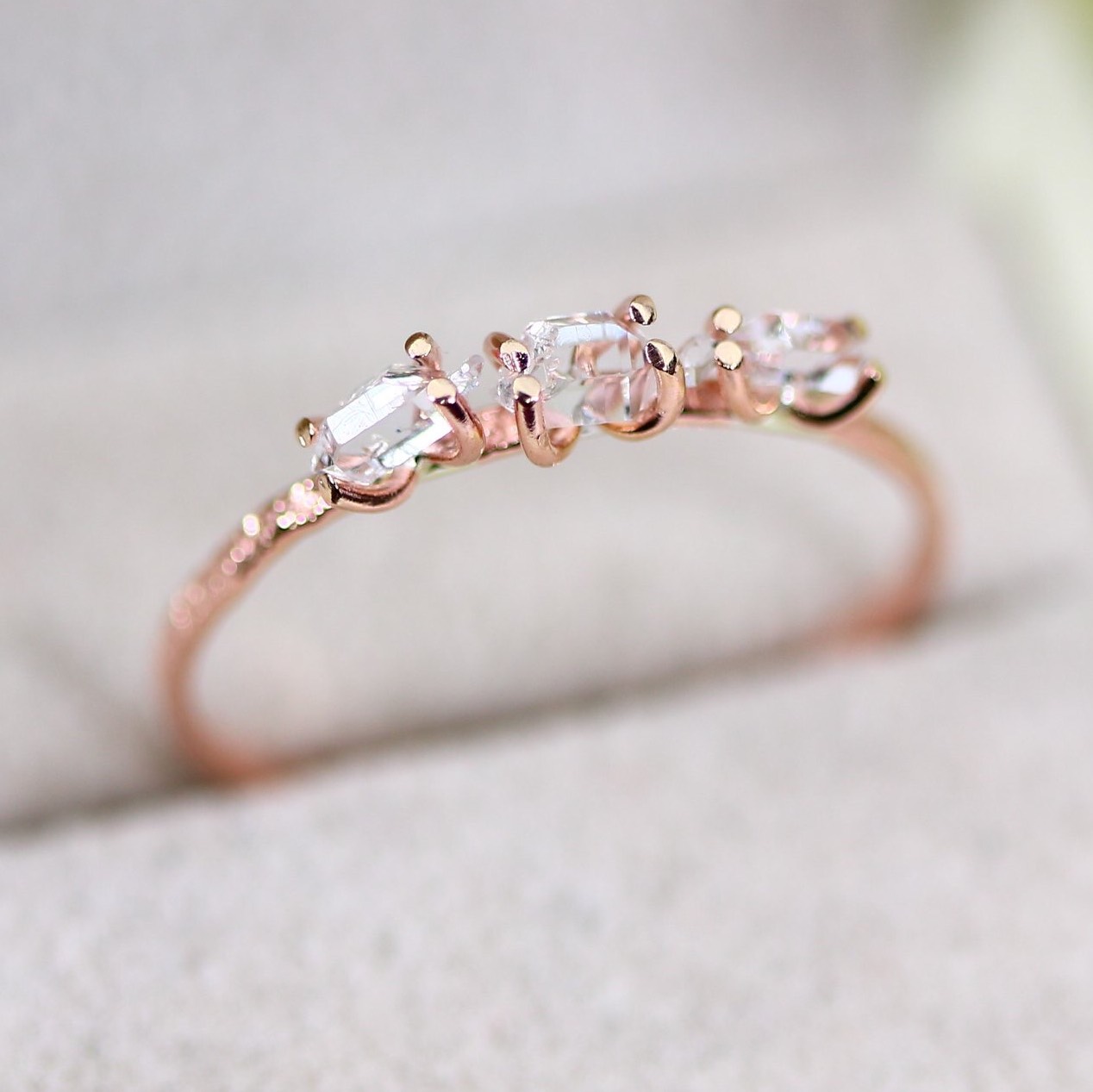 【14kgf ピンクゴールド】ハーキマーダイヤモンド 0.5ct／3粒石のハーフエタニティーリング