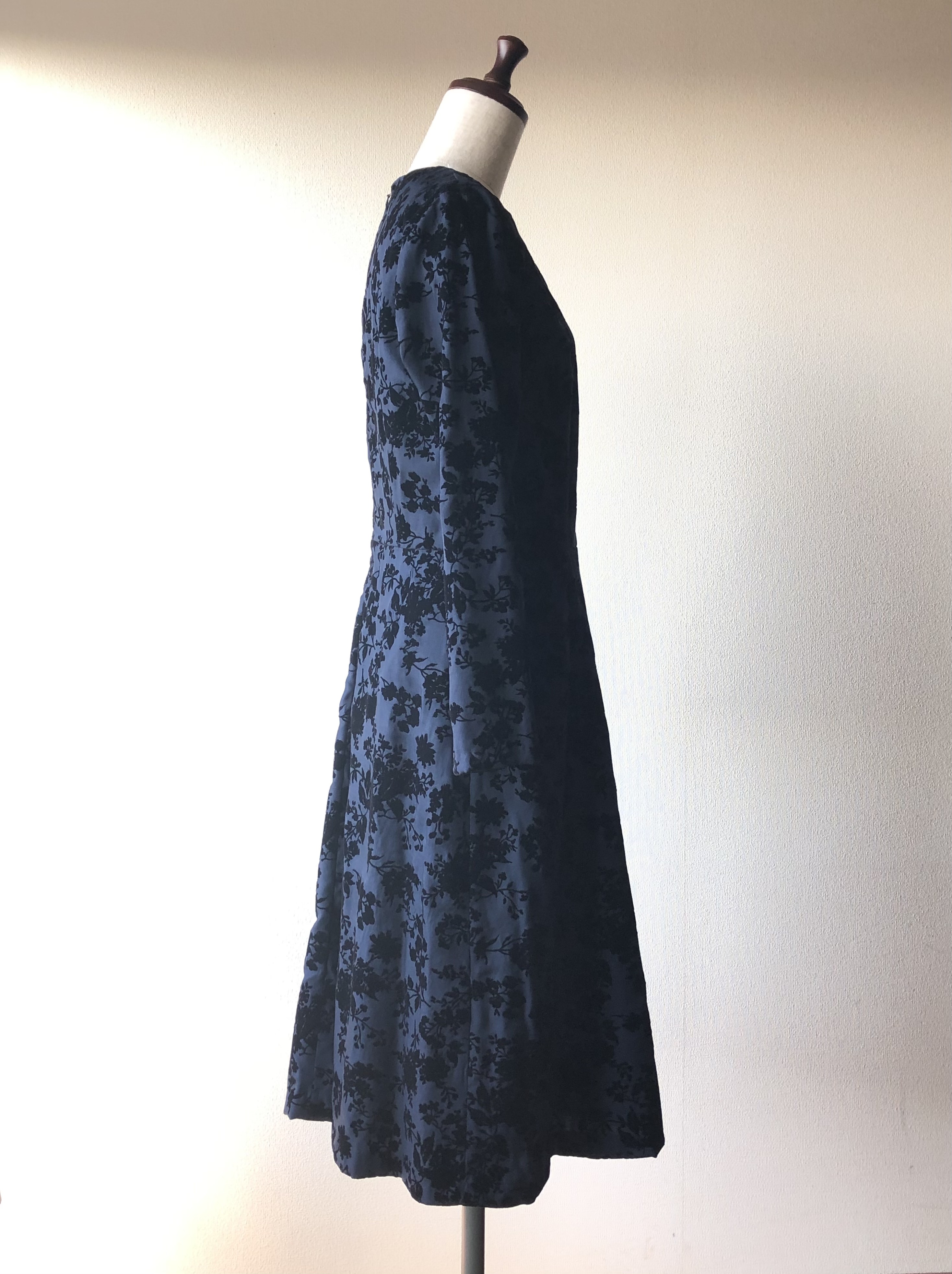 花柄フロッキーセミフレアーワンピース　ネイビー×ブラック　卒業式結婚式2次会に