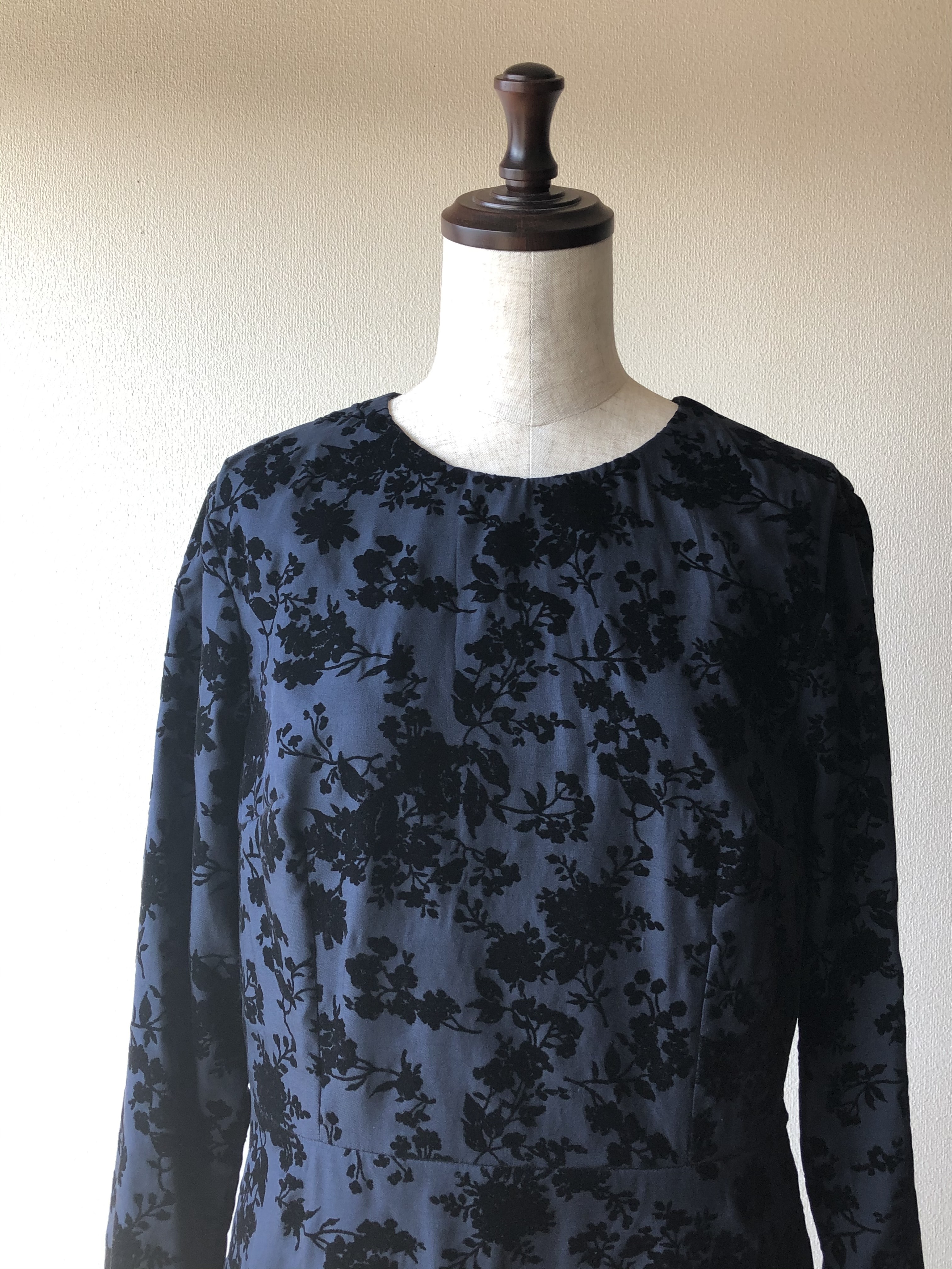 花柄フロッキーセミフレアーワンピース　ネイビー×ブラック　卒業式結婚式2次会に